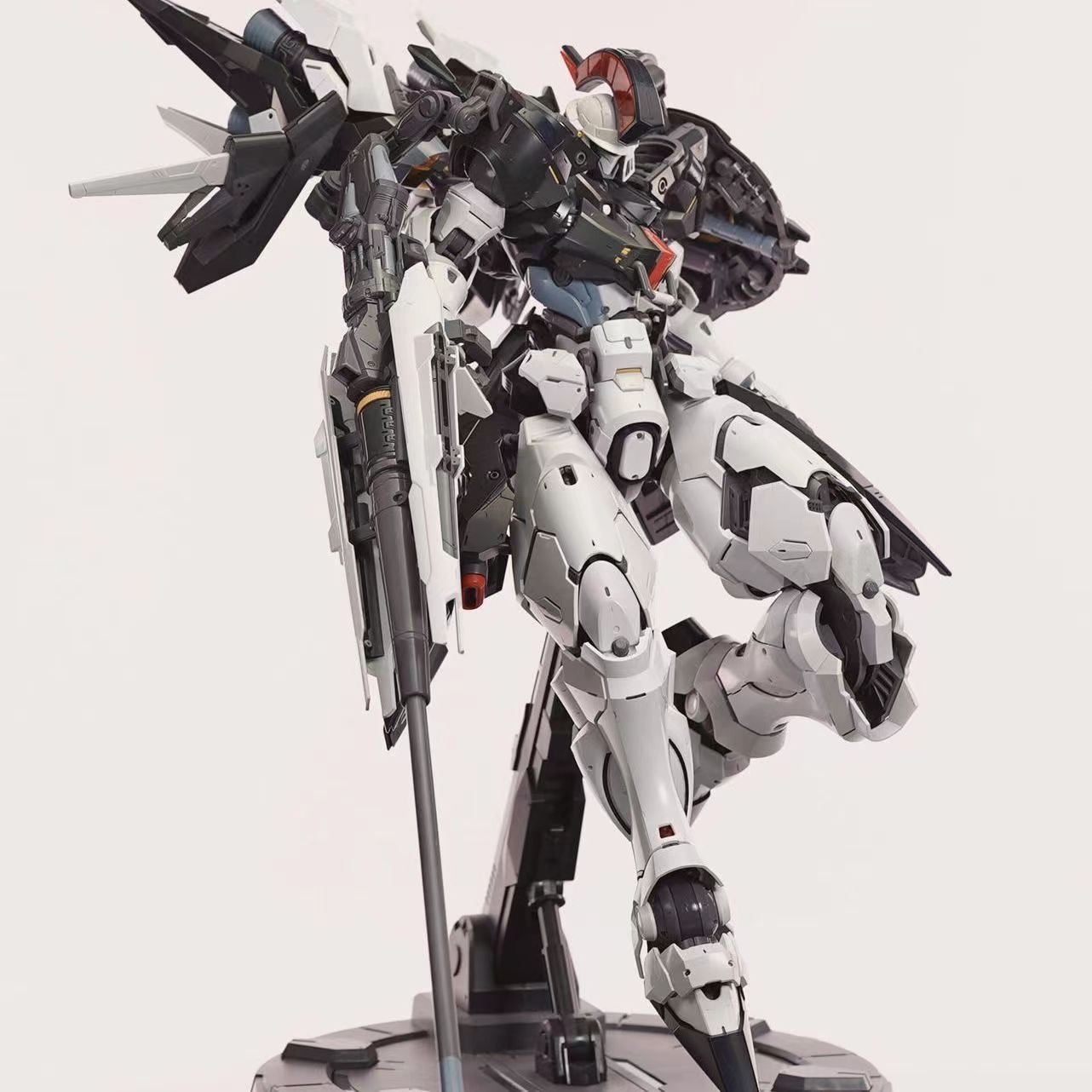 Nilson Works PG 1/60 Monument Tallgeese
