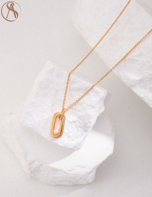 Modern Elegance: Chain Necklace with Pearl Pendant
