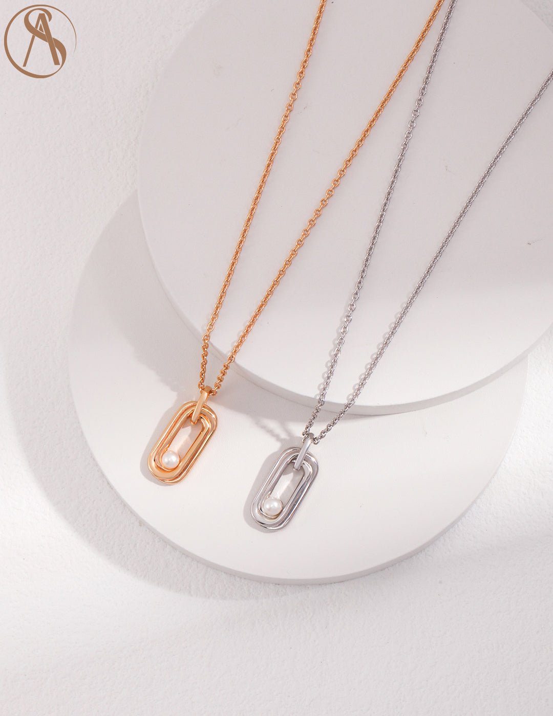 Modern Elegance: Chain Necklace with Pearl Pendant